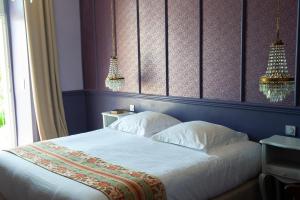 - une chambre avec un grand lit et 2 oreillers dans l'établissement Domaine de la Bedosse, à Alès