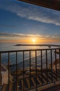 エリセイラにあるSea Ceiling - Ericeiraのバルコニーから海の景色を望めます。