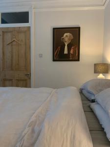 een slaapkamer met een bed en een foto van een hond bij St Martins in Londen