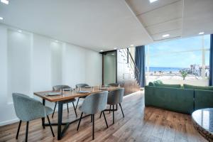 - une salle à manger avec une table et des chaises et une vue sur l'océan dans l'établissement Duplex Agadir Skyline for 4 or 5 px, à Agadir