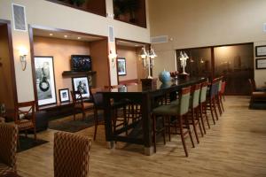 Hampton Inn & Suites Wilder في Wilder: غرفة طعام مع طاولة وكراسي
