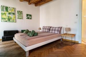1 dormitorio con 1 cama grande en una habitación en Lovely apartment In Vicenza, en Vicenza