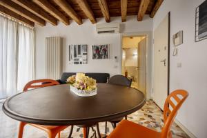una sala da pranzo con tavolo e sedie di Lovely apartment In Vicenza a Vicenza
