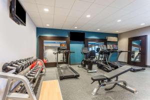 un gimnasio con varias cintas de correr y máquinas cardiovasculares en Hampton Inn Minneapolis/Shakopee, en Shakopee