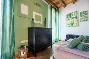 1 dormitorio con 1 cama, vestidor y paredes verdes en Lovely apartment In Vicenza, en Vicenza