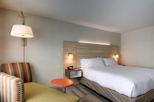 Postelja oz. postelje v sobi nastanitve Holiday Inn Express & Suites Galesburg, an IHG Hotel