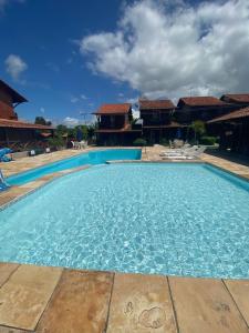 - une grande piscine d'eau bleue dans la cour dans l'établissement Casa Paraíso, à Gravatá