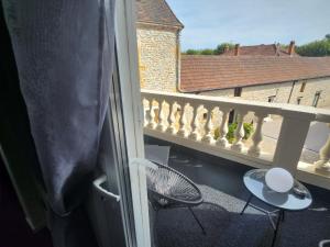 balkon z białą poręczą i stołem w obiekcie Villa Pona w mieście Digoin