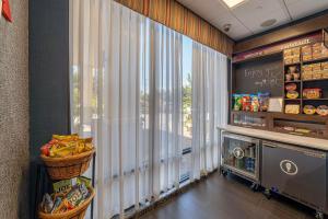 una tienda con una ventana y un mostrador de comida en Hampton Inn Carlstadt At The Meadowlands, en Carlstadt