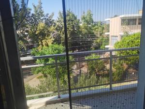 widok z okna balkonu w obiekcie 爱心小屋 温馨如家 w Pireusie