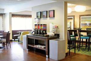 a restaurant with a counter with bottles of wine at Hampton Inn Tampa-Rocky Point in Tampa