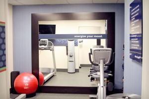 une salle d'hôpital avec un miroir et une salle de sport dans l'établissement Hampton Inn Tampa-Rocky Point, à Tampa