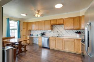 Kuchyň nebo kuchyňský kout v ubytování 11 Mi to Denver Pet-Friendly Home in Thornton!
