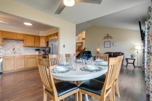 Kuchyň nebo kuchyňský kout v ubytování 11 Mi to Denver Pet-Friendly Home in Thornton!