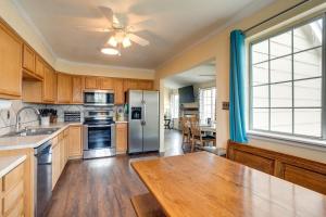 Kuchyň nebo kuchyňský kout v ubytování 11 Mi to Denver Pet-Friendly Home in Thornton!