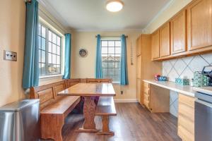 Kuchyň nebo kuchyňský kout v ubytování 11 Mi to Denver Pet-Friendly Home in Thornton!