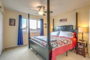 Postel nebo postele na pokoji v ubytování 11 Mi to Denver Pet-Friendly Home in Thornton!