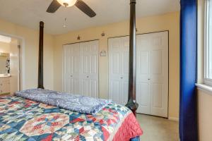 Postel nebo postele na pokoji v ubytování 11 Mi to Denver Pet-Friendly Home in Thornton!