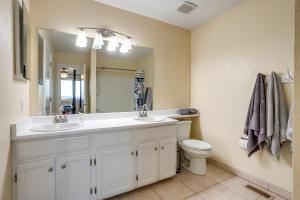 Koupelna v ubytování 11 Mi to Denver Pet-Friendly Home in Thornton! + 20 fotografií