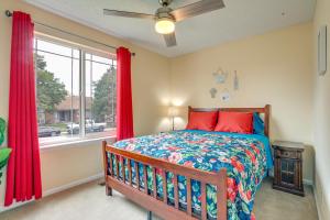 1 dormitorio con 1 cama y una ventana con cortinas rojas en Inviting Thornton Home 11 Mi to Downtown Denver!, en Thornton