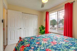 Postel nebo postele na pokoji v ubytování 11 Mi to Denver Pet-Friendly Home in Thornton!