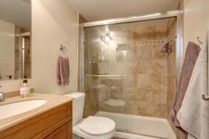 Koupelna v ubytování 11 Mi to Denver Pet-Friendly Home in Thornton!