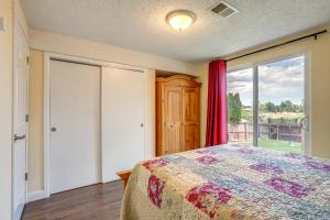 Postel nebo postele na pokoji v ubytování 11 Mi to Denver Pet-Friendly Home in Thornton!