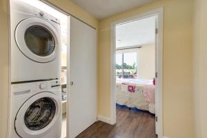 lavadero con lavadora y secadora junto a una ventana en Inviting Thornton Home 11 Mi to Downtown Denver!, en Thornton