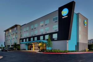 圆石城Tru by Hilton Round Rock的一家在建筑物正面有招牌的酒店