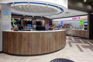 un negozio di top it con un bancone della reception in un centro commerciale di Tru by Hilton Round Rock a Round Rock