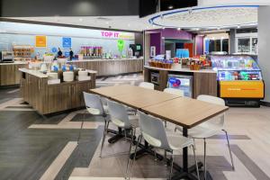 Tru by Hilton Round Rock餐厅或其他用餐的地方