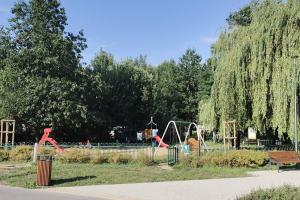 um parque com um baloiço e um parque infantil em Zielona Wiolinowa em Varsóvia