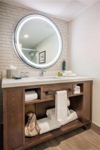 een badkamer met een wastafel en een spiegel bij DoubleTree by Hilton Monroe Township Cranbury in Rossmoor