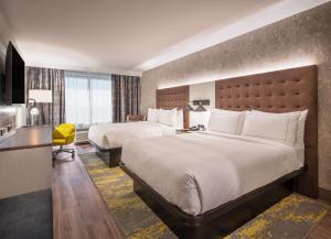 DoubleTree by Hilton Monroe Township Cranbury客房内的一张或多张床位