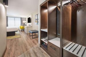 DoubleTree by Hilton Monroe Township Cranbury客房内的一张或多张床位