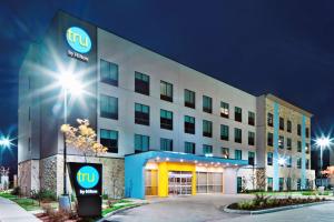 an image of a tru hotel at night at Tru By Hilton Terrell in Terrell