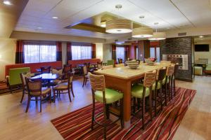 uma sala de jantar com uma grande mesa e cadeiras em Hampton Inn Williamsport em Williamsport