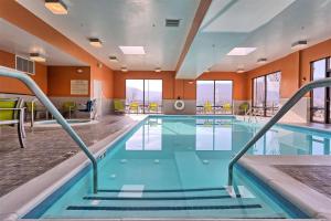 uma piscina com escadas num quarto de hotel em Hampton Inn Williamsport em Williamsport