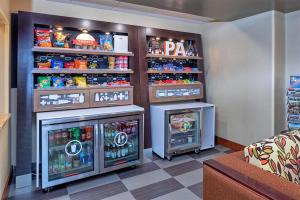 uma sala de jogos com dois frigoríficos em Hampton Inn Williamsport em Williamsport