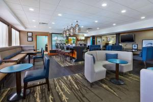 a lobby with chairs and tables and a bar at Hampton Inn Marysville in Marysville