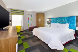 a hotel room with a bed and a flat screen tv at Hampton Inn Marysville in Marysville +28 photos
