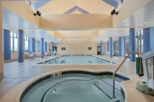 uma grande piscina num grande quarto com um grande tecto em Homewood Suites by Hilton Falls Church em Merrifield