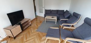 sala de estar con sofá y TV en Czarna Woda, en Czarna Woda