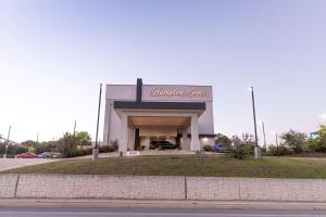 a building with a sign that reads chrysler town at Hampton Inn Kerrville in Kerrville