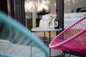 una botella de cerveza y vasos en una mesa en CONTAINER en Děčín