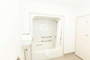 een lege witte koelkast in een witte kamer bij Hampton Inn Kerrville in Kerrville