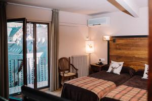 Habitación de hotel con 2 camas y balcón en Riu Nere Mountain Hotel, en Vielha