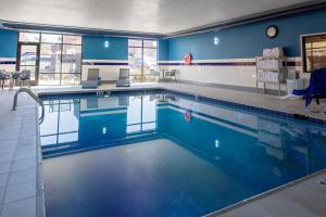 ein großer Pool in einem Zimmer mit blauen Wänden in der Unterkunft Hampton Inn Castle Rock in Castle Rock