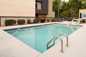 a swimming pool at a hotel at Hampton Inn Columbia in Columbia