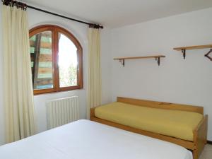 Кровать или кровати в номере Bilocale Alberti - Casa di Legno